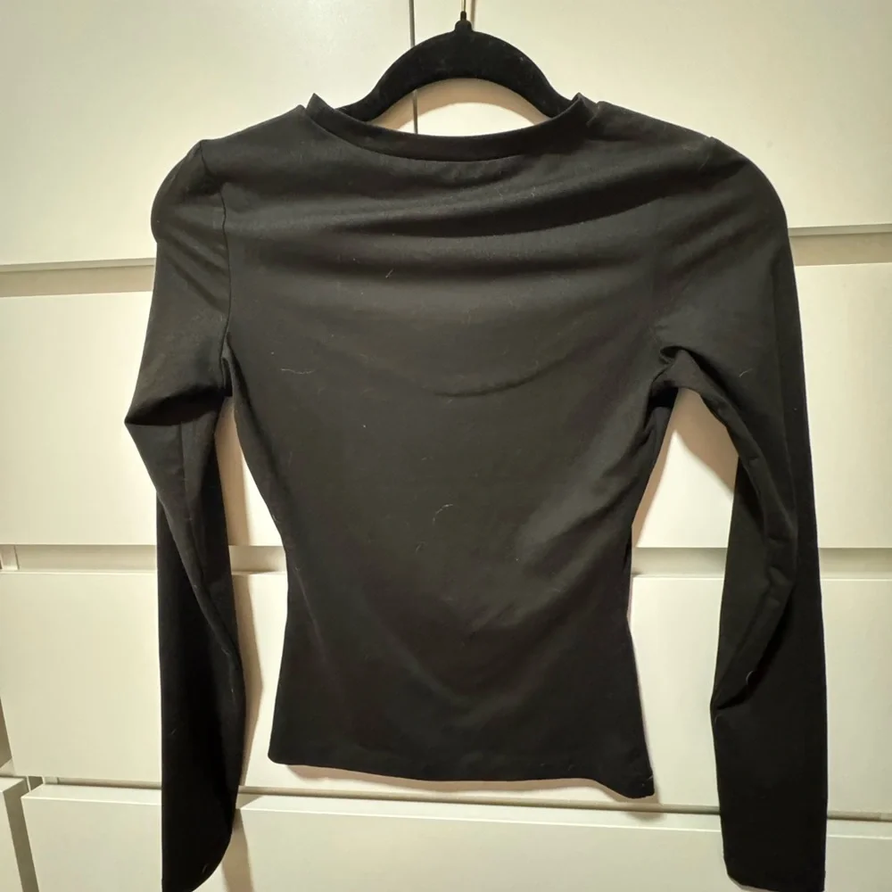 Amazon Classic Black Long Sleeve Top - Picture 2 of 3